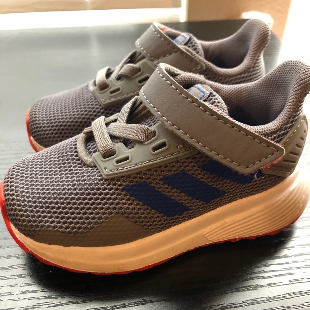 Toddler boy ADIDAS shoes. Size 5